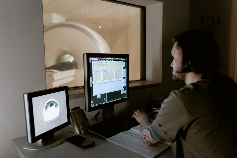 How Do I Become an MRI Technologist and Choose the Right Program?